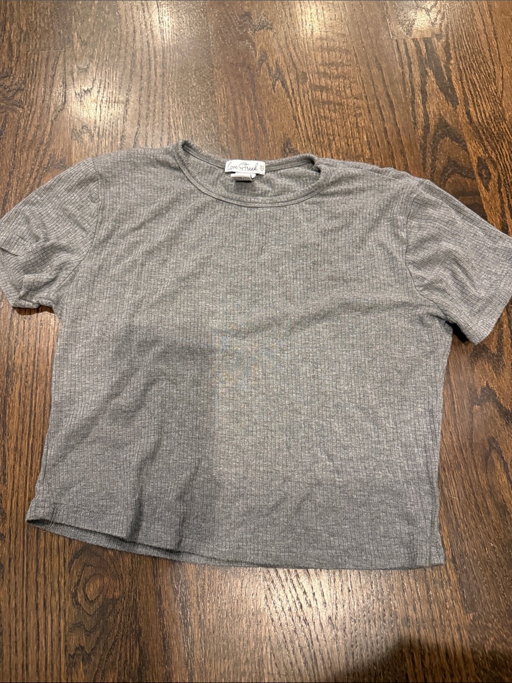 Love Tree Ribbed Short Sleeve Crop Tee in Gray size medium